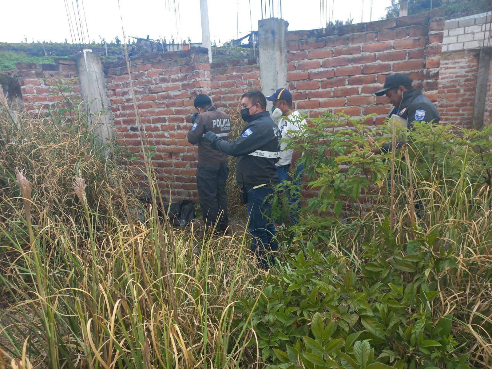 Los restos del hombre fueron sacados del lugar y llevados ante especialistas forenses.