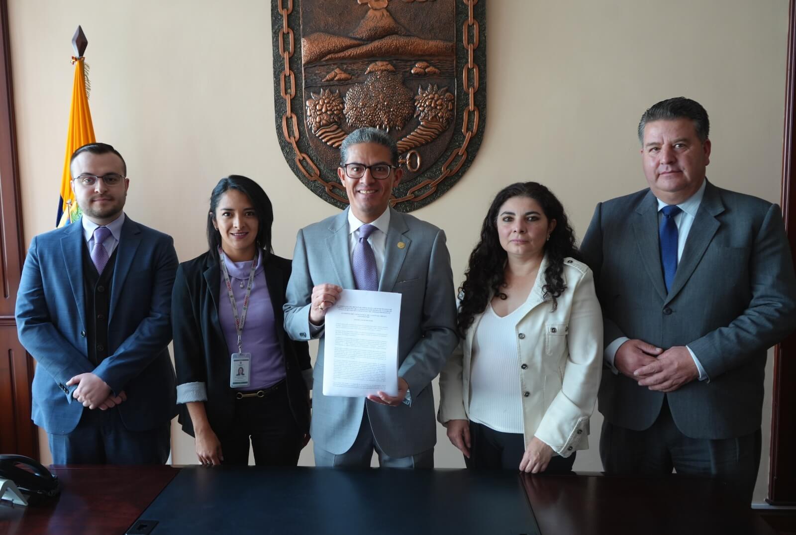 Pablo Espinoza, Alexandra Lara, Javier Altamirano, alcalde de Ambato; Andrea Bucaram y Mario Aguilar en la entrega del proyecto de ordenanza.