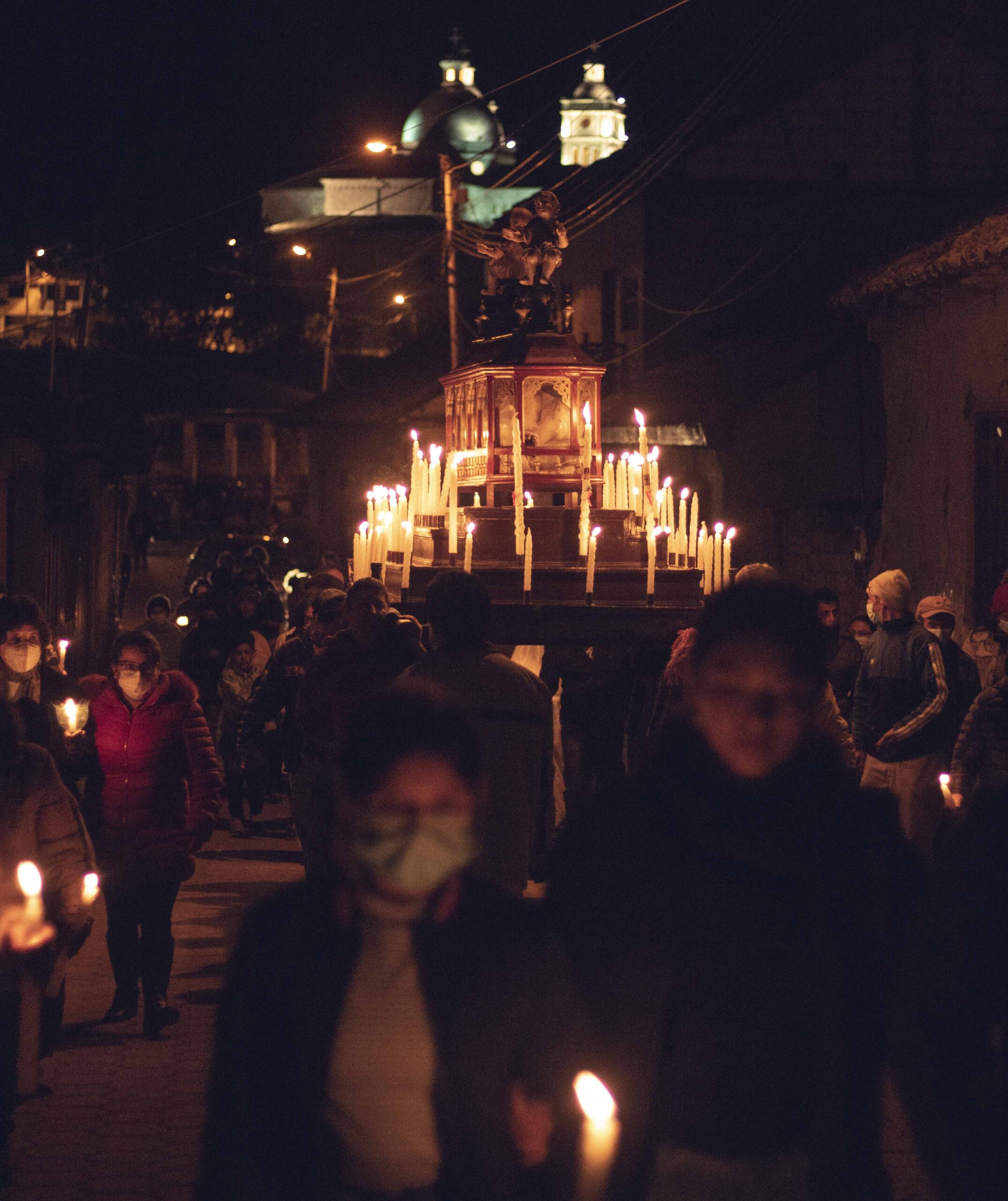 Pasa, historia y fe en una procesión de 200 años