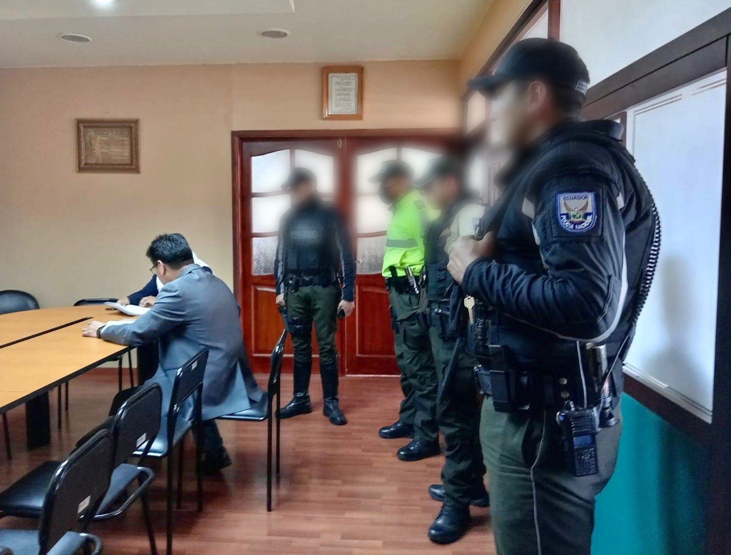 Personal policial y de la Fiscalía en las instalaciones de la municipalidad durante el procedimiento.