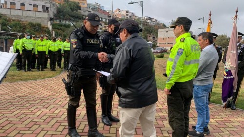 Los moradores del sector presenciaron el evento y entregaron reconocimiento a algunos uniformados.