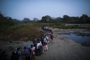 Récord de casi 80.000 migrantes cruzaron la selva del Darién en 2023
