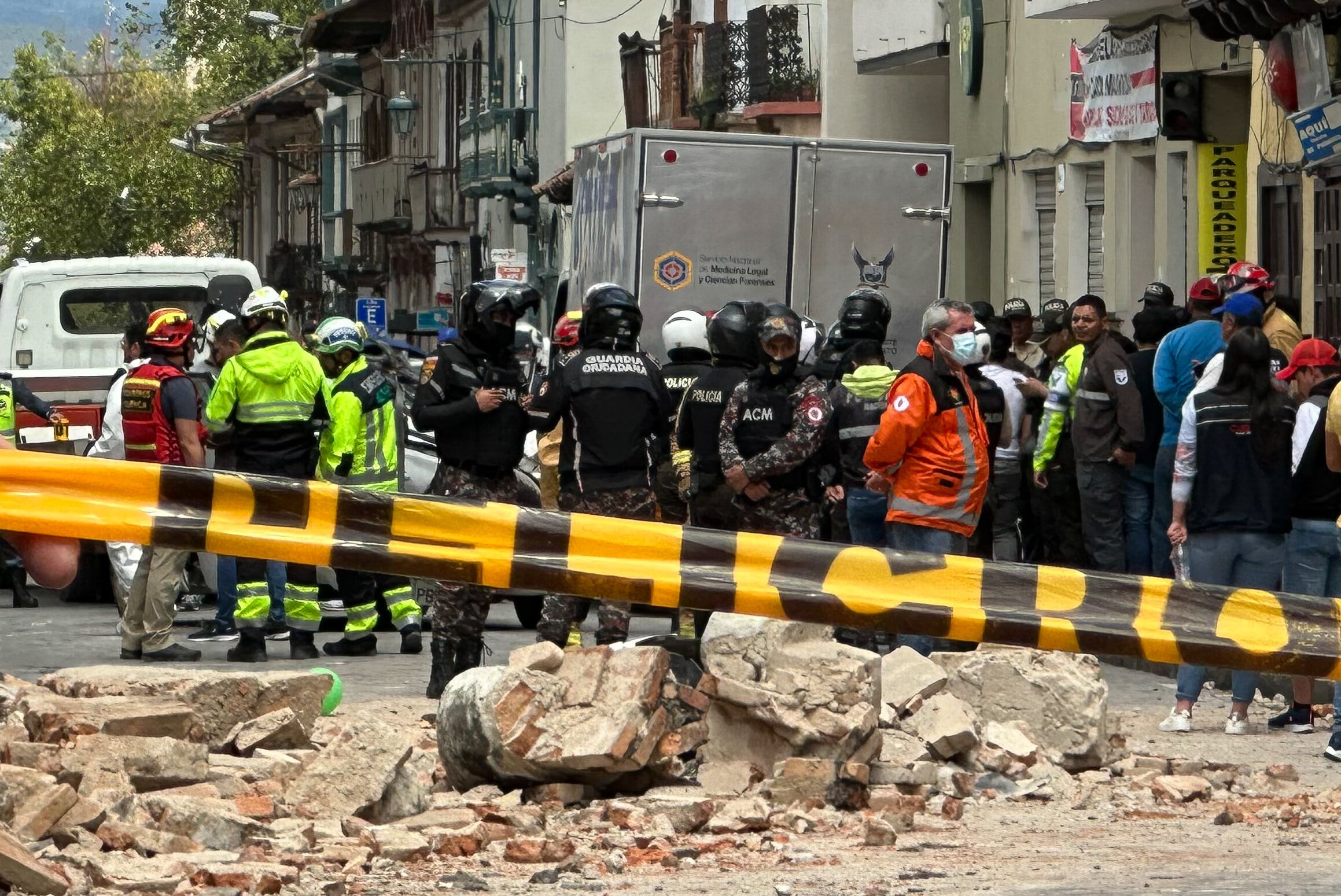 Personas observan los daños ocasionados por el sismo de magnitud 6.5 en la escala abierta de Richter, en la ciudad de Cuenca (Ecuador).