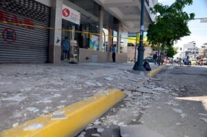 Las calles de Guayaquil, Cuenca y Machala fueron las que más evidenciaron los daños causados por el sismo.