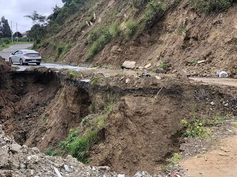 Vía antigua a Catamayo en mal estado, a punto de cerrarse