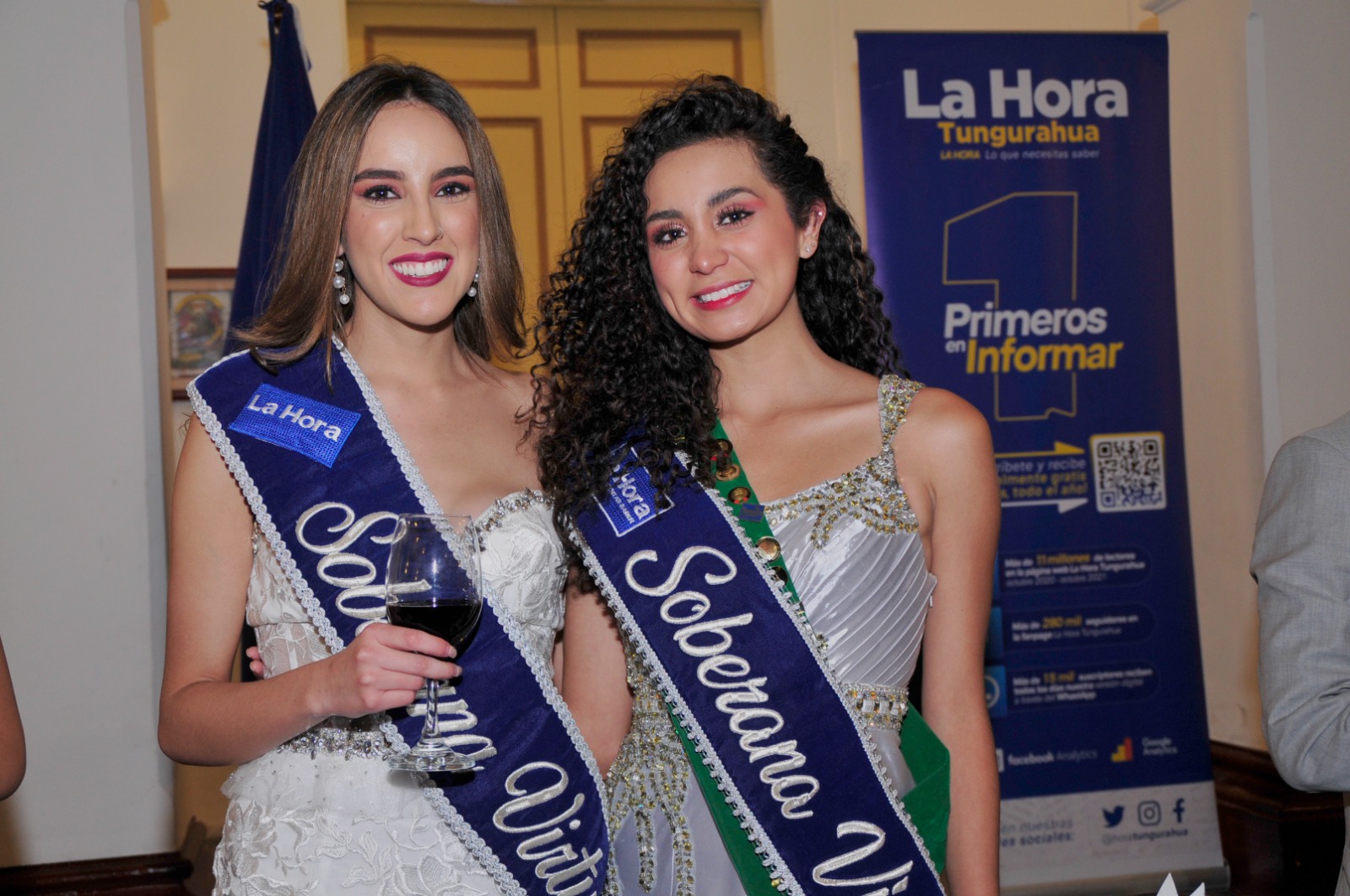 Encanto. Camila Sanmiguel y María Paula Garcés, Soberna Virtual La Hora Tungurahua 2022 y 2023, respectivamente, durante la noche de exaltación.