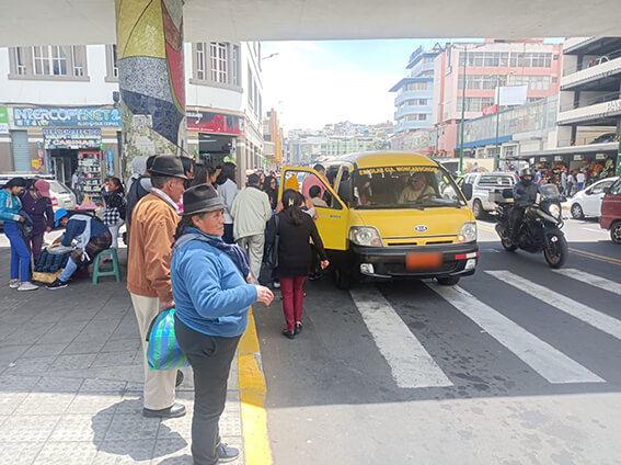 La ciudadanía se moviliza en camionetas y busetas para llegar a su destino.