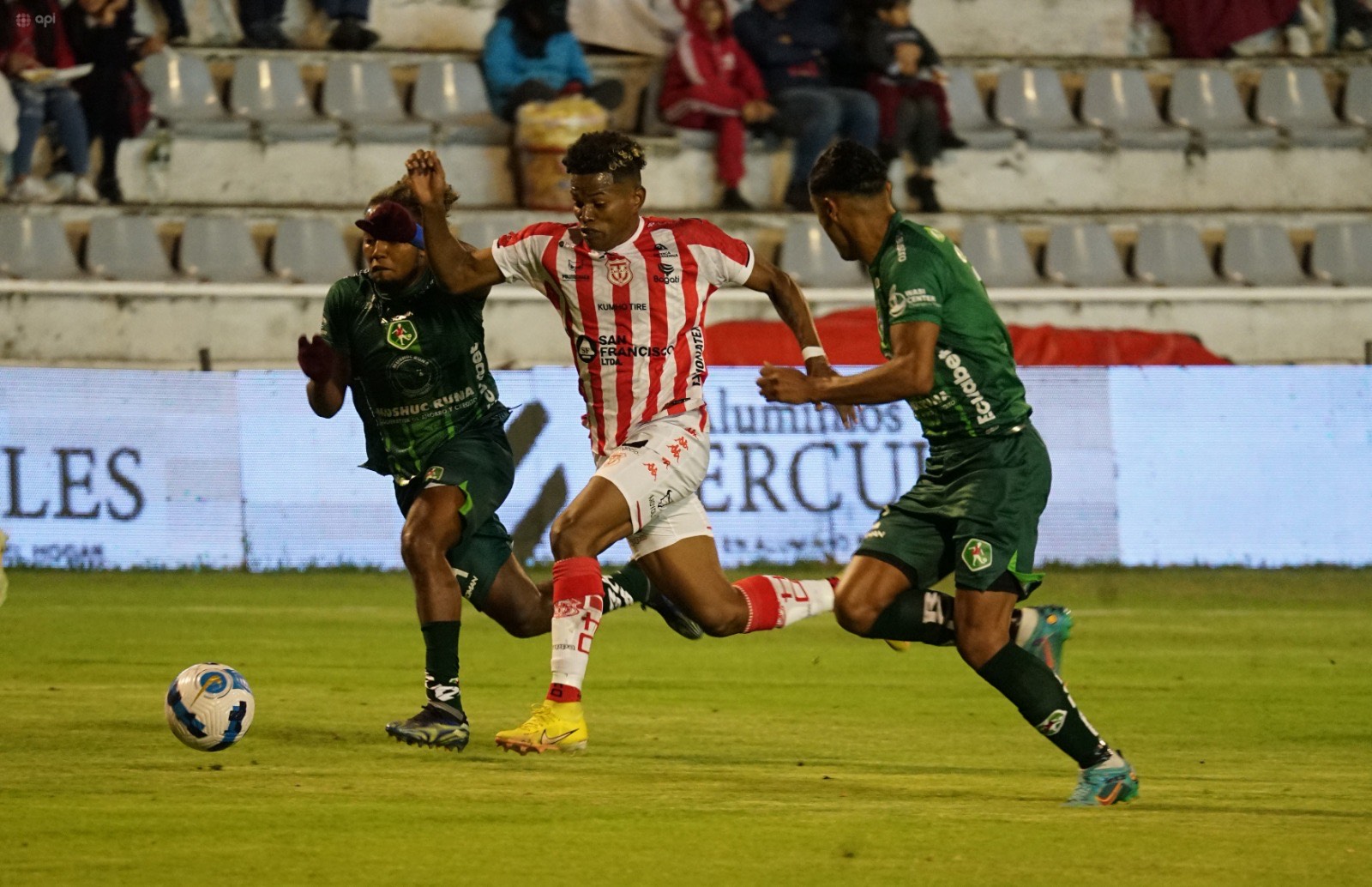 Técnico Universitario y Mushuc Runa se enfrentaron en la noche ‘Albirroja’.