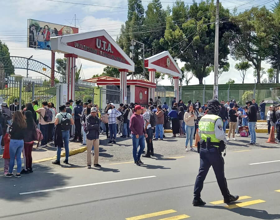 óvenes que iban a dar la prueba y sus padres esperaban en las afueras de la universidad.