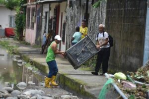 MINGA. Los habitantes de Valle Hermoso se apoyan para rescatar las cosas que sirven.