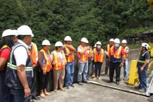 Moradores de Valle Hermoso y Alluriquín visitan hidroeléctrica