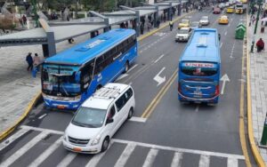 Transportistas ratifican paralización del servicio para este lunes