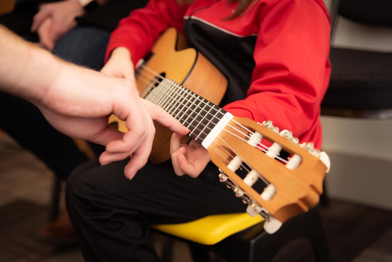 Entre los cursos disponibles están los de guitarra, piano, teatro, entre otros.