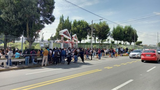 Los postulantes rinden la evaluación en el campus Huachi de la UTA.