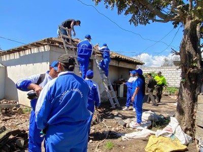 Policía apoya a una familia de escasos recursos en Ambato
