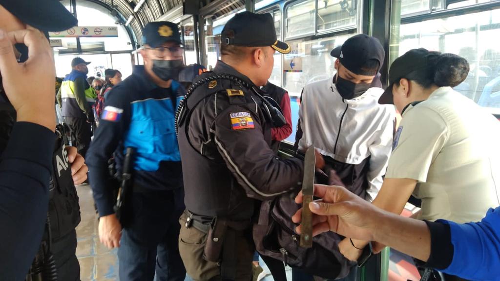 Siete menores de edad fueron detenidos por robo de celulares en el transporte público, en Quito
