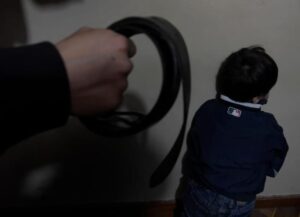 Niño acusa a su madrastra  de golpearlo con un cable