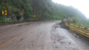 Vía Alóag- Santo Domingo continuará cerrada por derrumbe