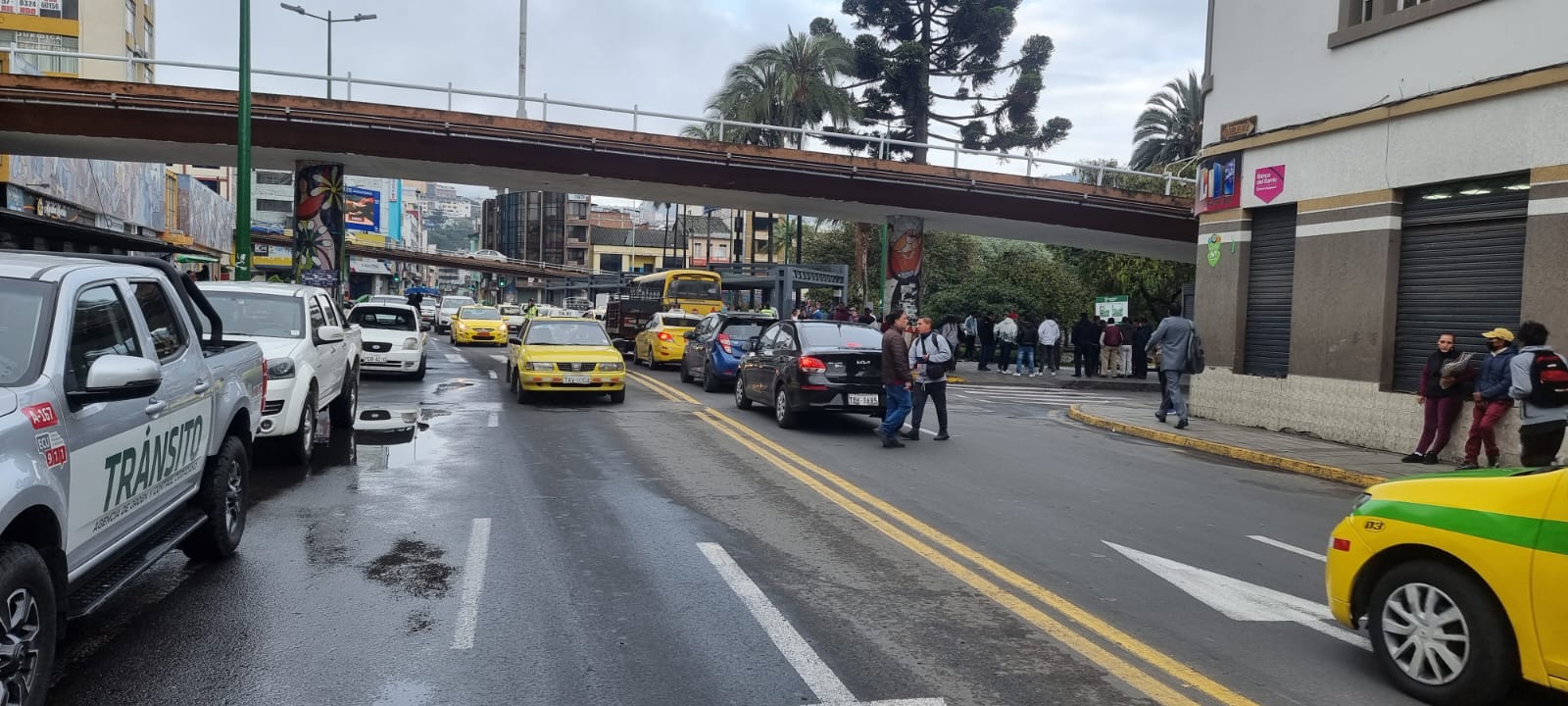 Continúa el paro de transportistas urbanos y rurales en Ambato