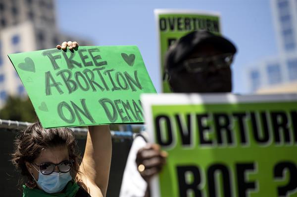 ACTIVISMO. Personas se manifiestan a favor del aborto en Los Ángeles (EE.UU.). EFE/Archivo
