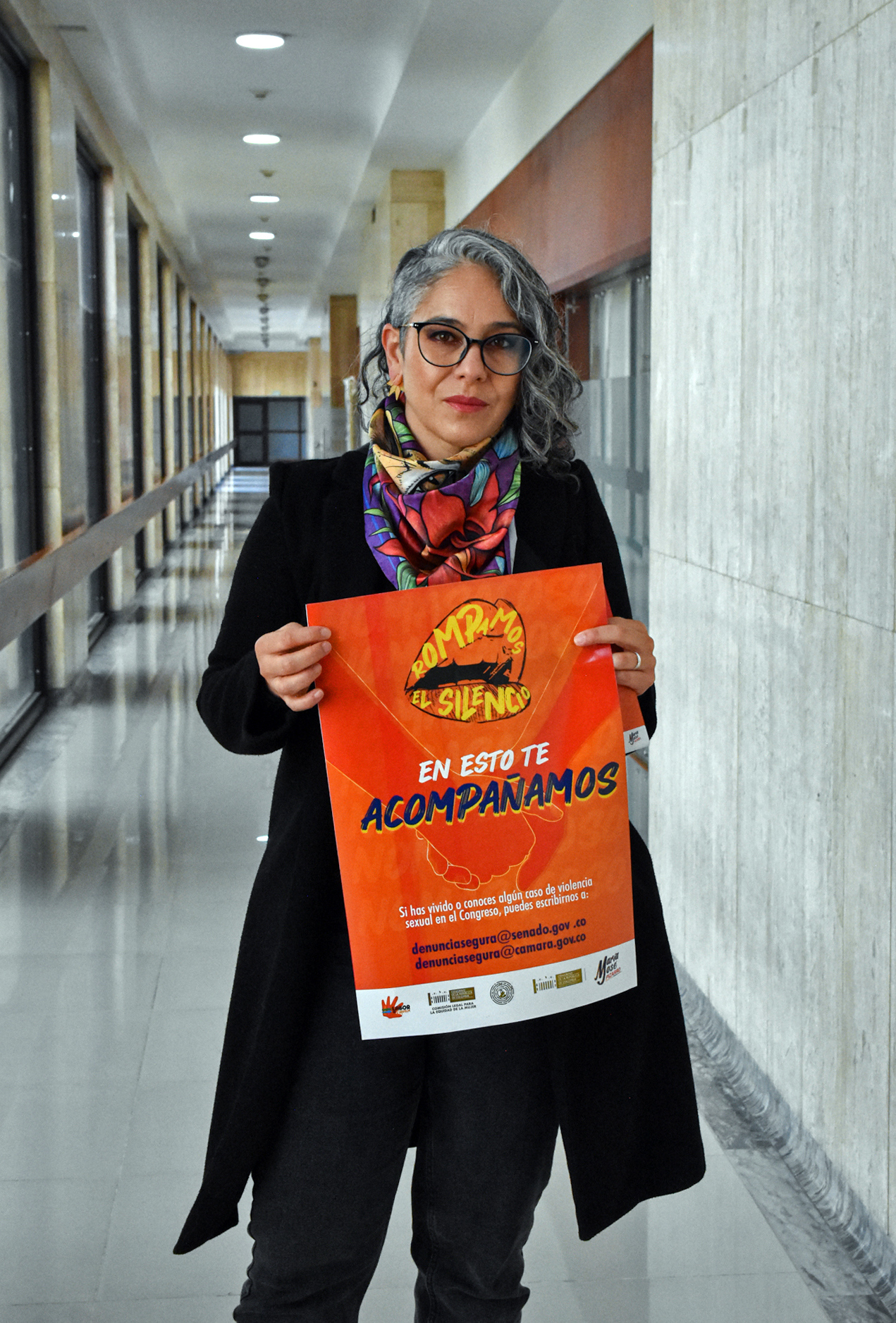 Gestión. La senadora María José Pizarro mientras pega un cartel en contra del abuso sexual.