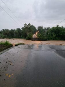 Colapso de puente por desbordamiento del Río Blanco provoca cierre de un tramo de la Calacalí-La Independencia