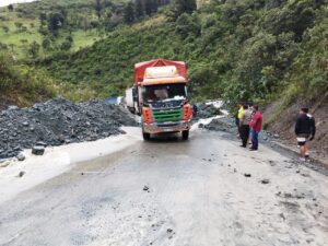 Años de malgasto en carreteras estallan en las manos de Lasso