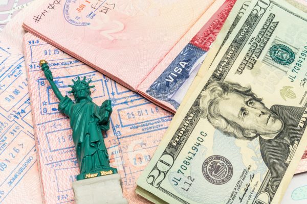 Estados Unidos sube precios de visas de turistas, estudiantes y trabajadores temporales