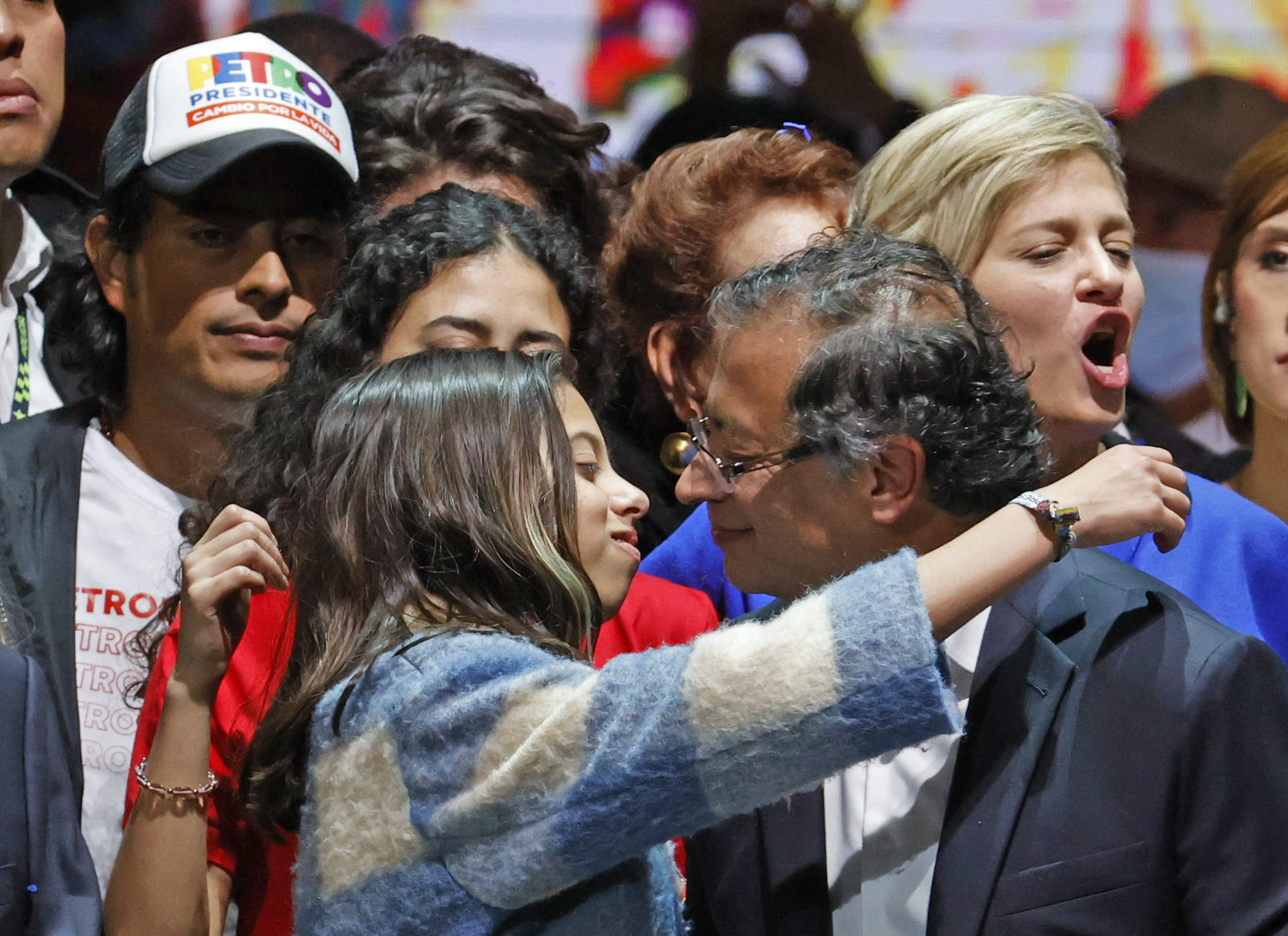 Registro. Fotografía de archivo del presidente de Colombia Gustavo Petro mientras abraza a su hija, junto a Nicolás Petro Burgos, hijo del presidente Gustavo Petro (i). EFE