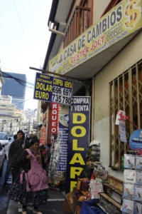 Grandes filas de Bolivianos buscando dólares en medio de escasez de divisas y temores sobre la economía