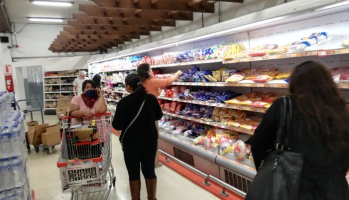 CRISIS. Los bajos ingresos complican la compra de alimentos en el país.