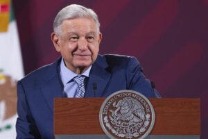 López Obrador dice que sería un «orgullo» ser considerado «no grato» por Perú