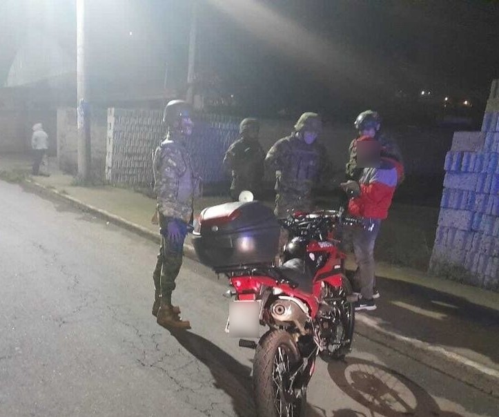 Roban una moto e intentan  evitar control militar y policial