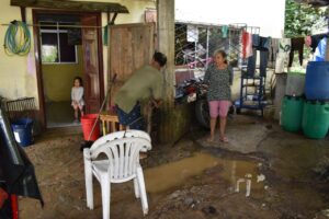 PREVENCIÒN. Las personas del sector limpiaron sus casas después de que ingresó el agua.