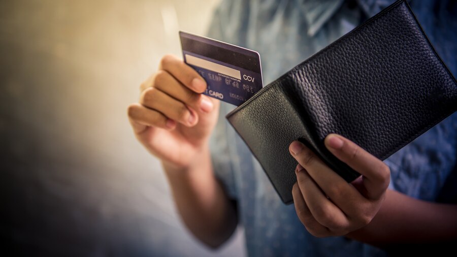 Más del 51% de las personas que accedieron a una tarjeta de crédito por primera vez son jóvenes menores de 25 años