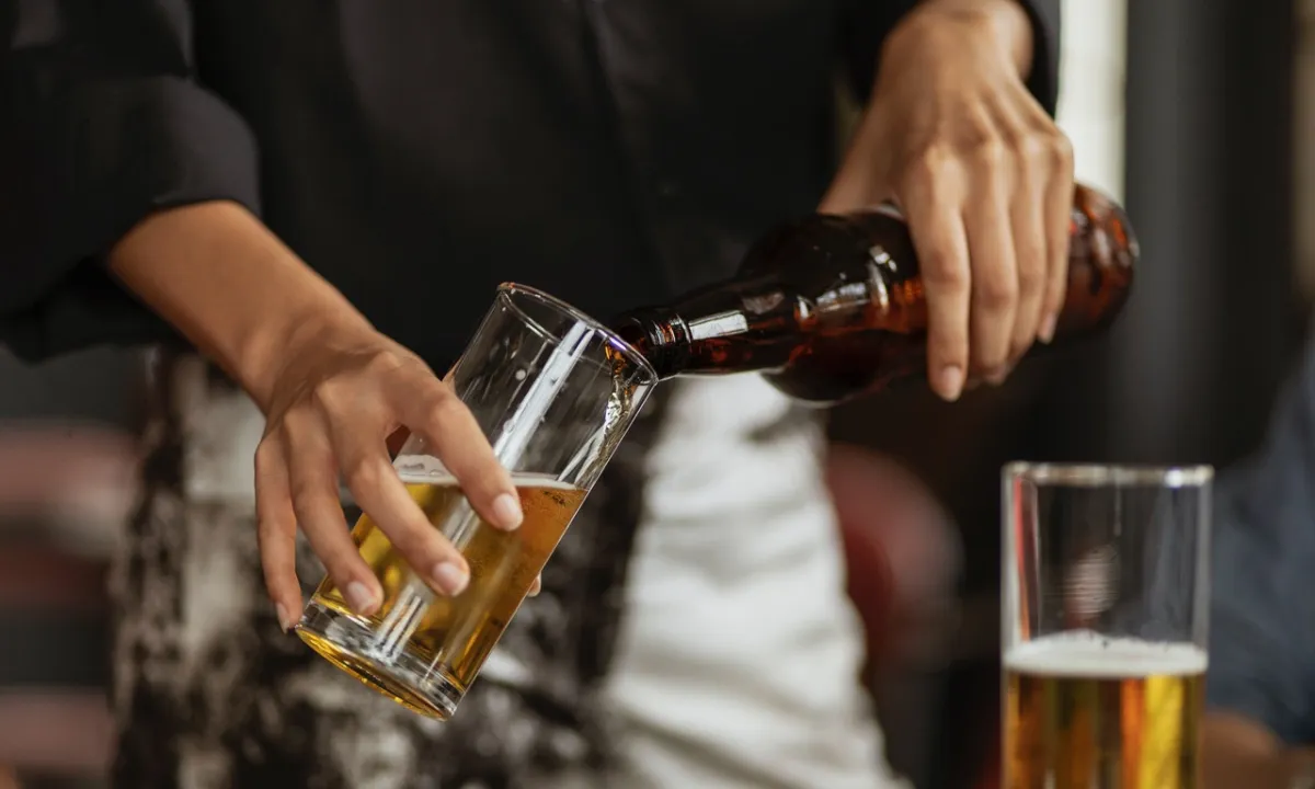 135 dólares de multa por tomar alcohol en la vía pública