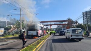 Empresa de pasajeros explica qué provocó el incendio de un Trolebús que circulaba al norte de Quito