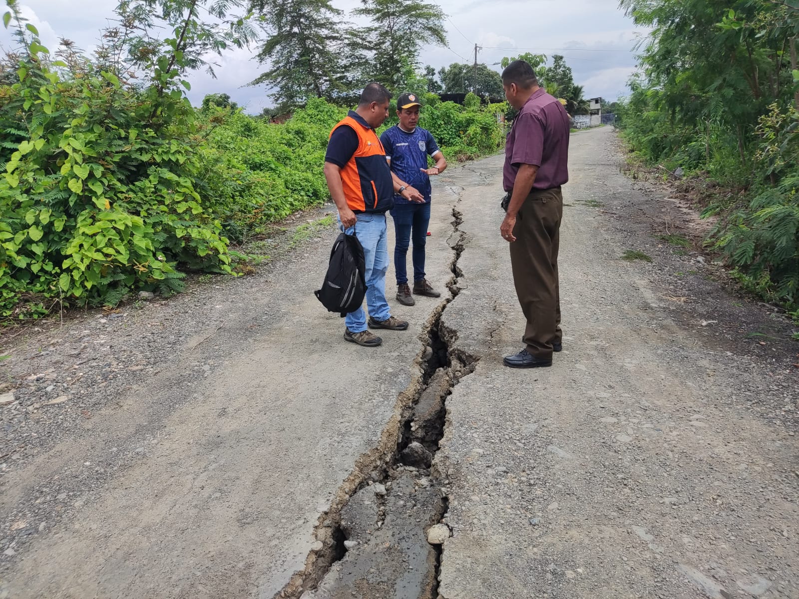 EVALUACIÓN. Personal del Cuerpo de Ingenieros del Ejército y de la Secretaría de Gestión de Riesgo revisa el estado de las vías y puentes en la zona afectada por el sismo.