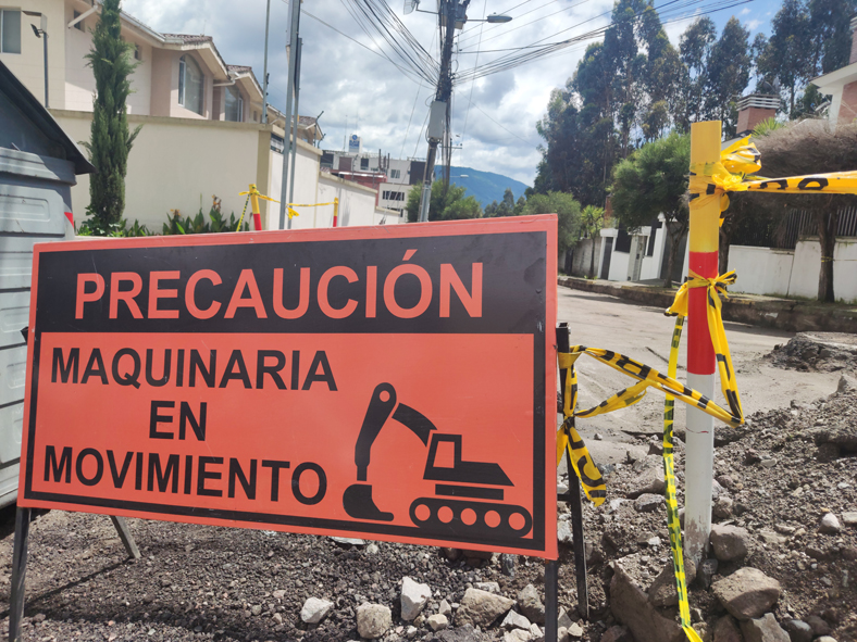 Molestia. En sectores como Ponceano, al norte de Quito, los trabajos coinciden con las horas de mayor tráfico.