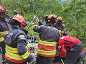 Cuerpo de Bomberos de Quito rescató a dos personas dentro de un vehículo tras caer a una quebrada
