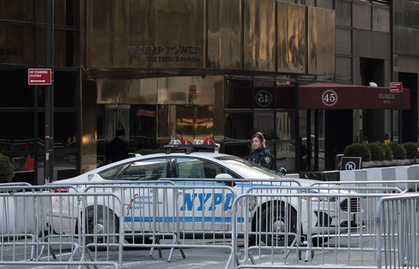 Agentes de policía estacionados como parte de la amplia seguridad cerca de la Torre Trump en Nueva York, Nueva York, EE. UU.