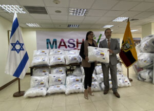 Embajada de Israel dona 300 kits de aseo, cobijas y almohadas para damnificados en Alausí