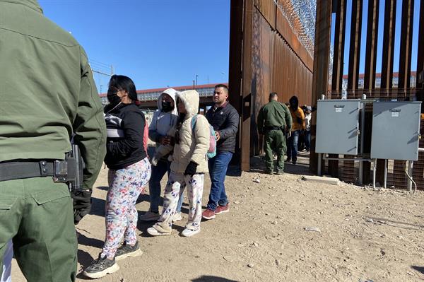DRAMA. Inmigrantes que piden asilo se entregan a la Patrulla Fronteriza estadounidense. EFE