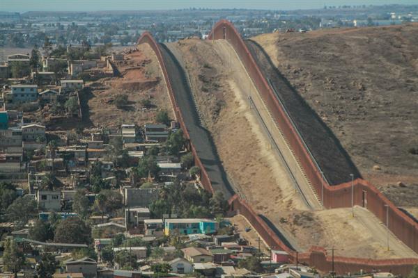 BARRERA. Vista de archivo del muro fronterizo estadounidense en la ciudad de Tijuana, Baja California (México).