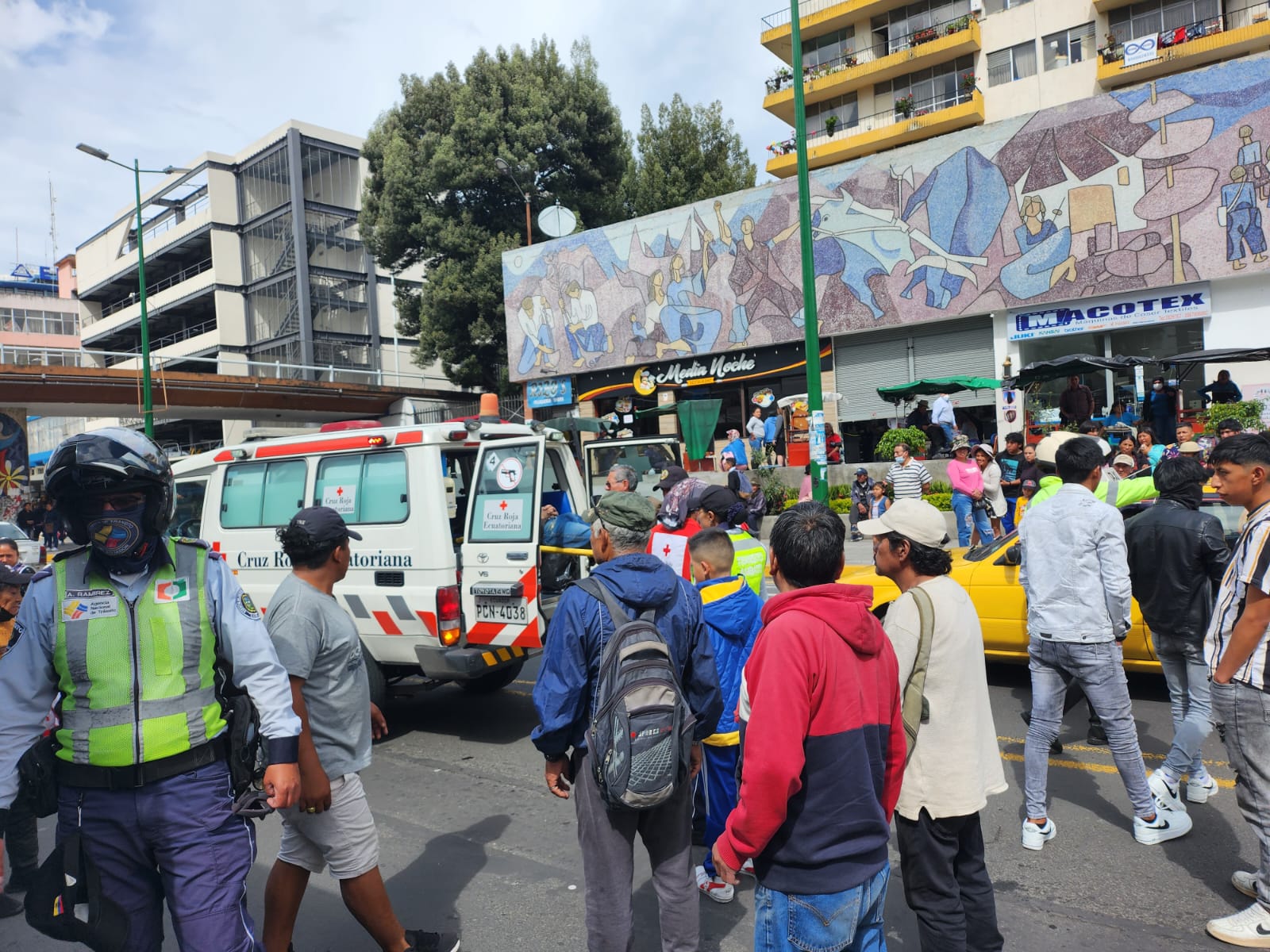 Paramédicos atendieron al afectado sacándolo del asfalto donde quedó lesionado.