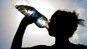 ¿Cuánta agua debes beber al día según tu edad?
