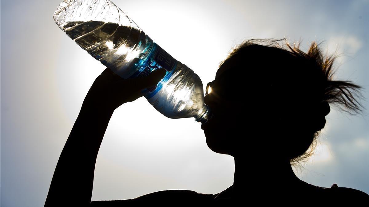 La cantidad de agua que se debe tomar depende de la edad y peso.