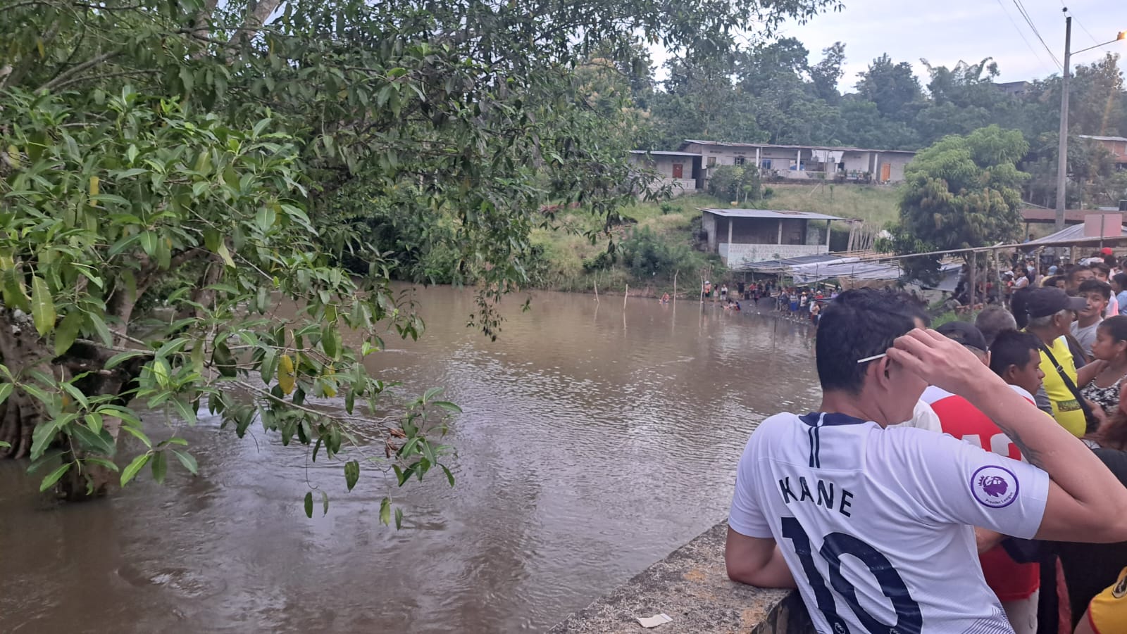 Con buzos y mate buscaban a adolescente ahogado en El Empalme