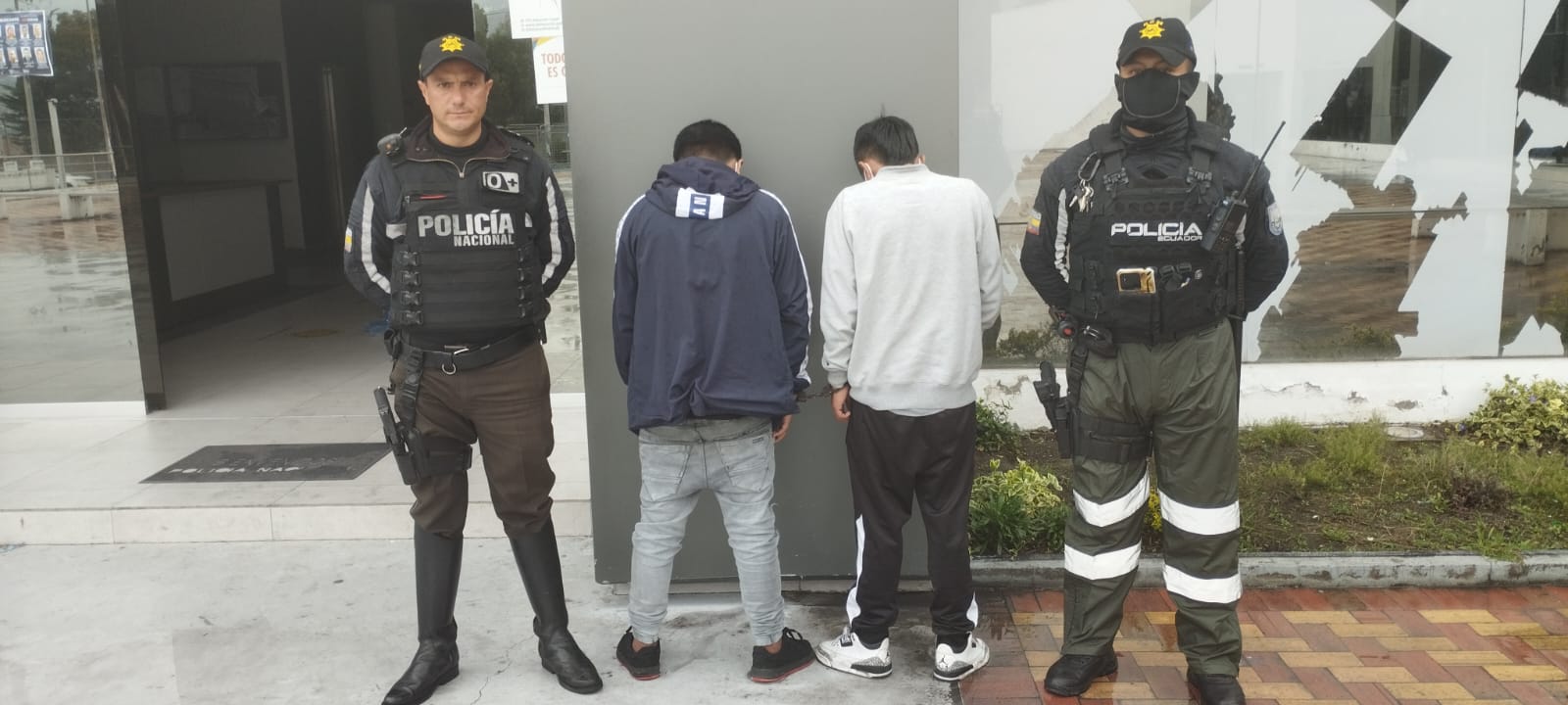 Presos por robar un celular en el mercado Artesanal