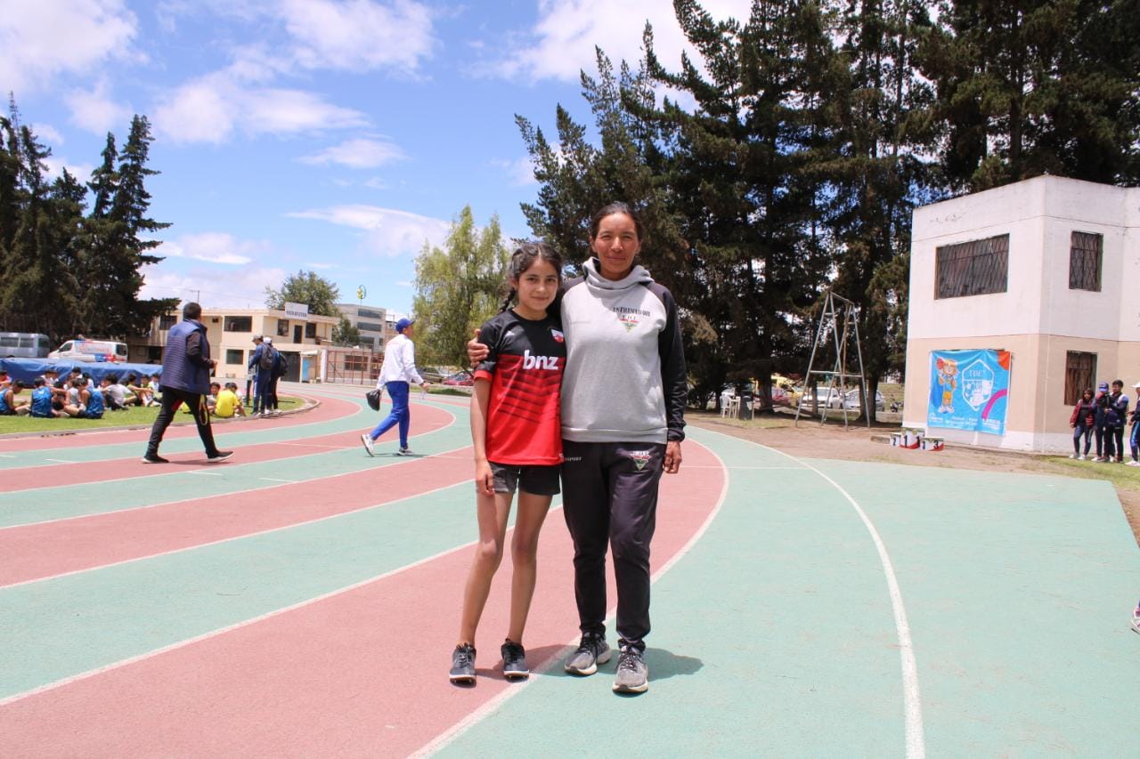 América Cruz junto a su madre María Paredes comparten su pasión por el atletismo desde hace tres años.